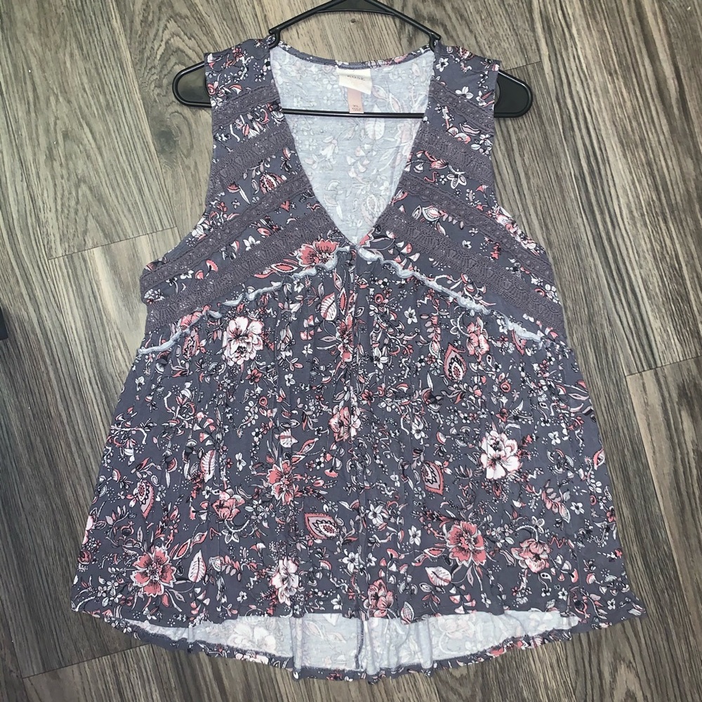 Gray sleeveless floral Knox Rose top!